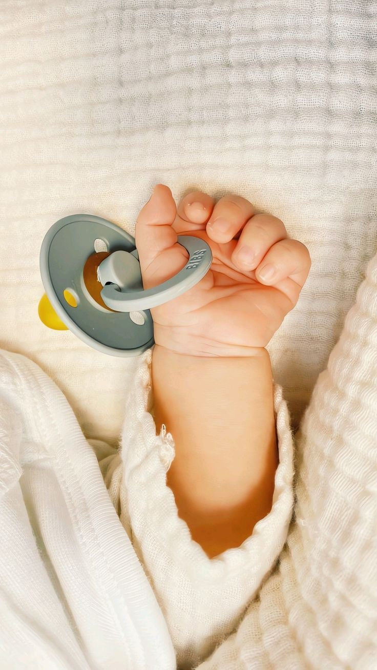 Attache-tétine bébé : comment bien la choisir (et l'utiliser en sécurité)