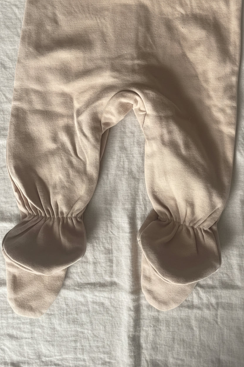 Détail du col à pressions de la grenouillère bébé en coton certifié OEKO-TEX