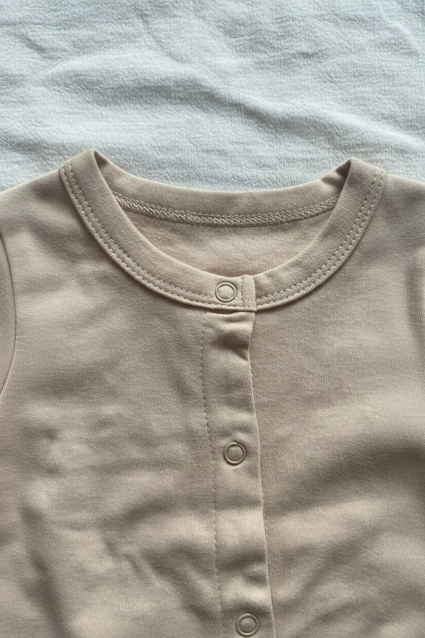 Grenouillère bébé en coton certifié OEKO-TEX à plat, ouverture par pressions