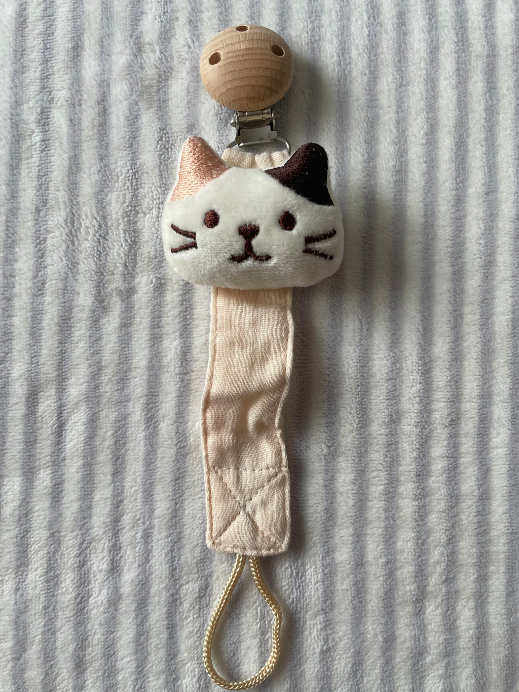 Attache tétine bébé en bois de hêtre & mousseline de coton – renard, chat, lion ou abeille