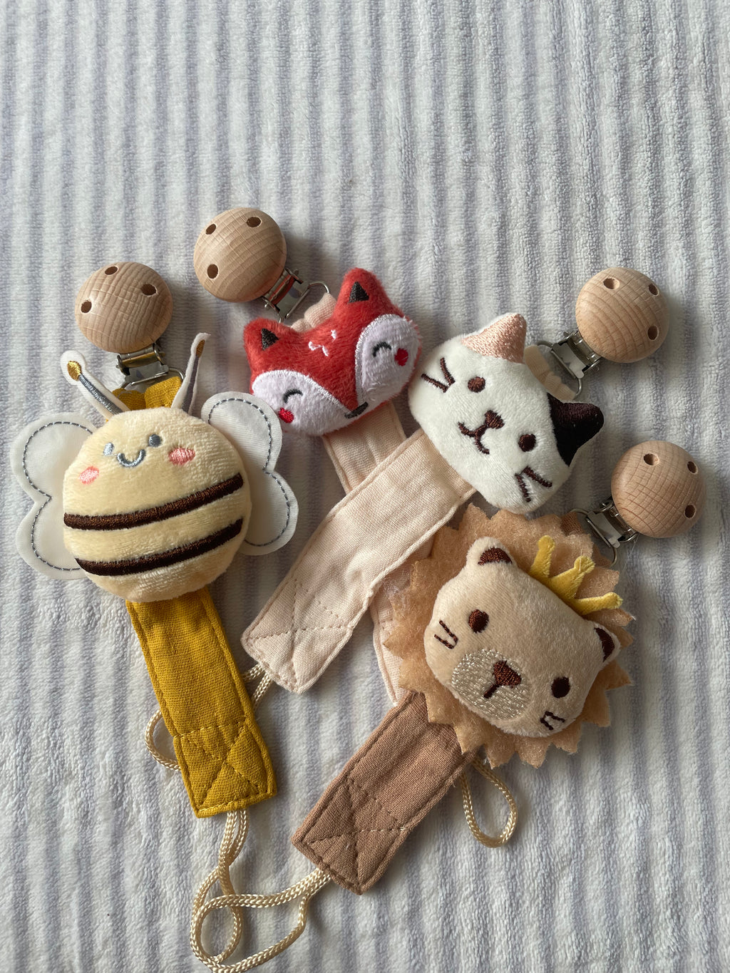 Attache tétine bébé en bois de hêtre & mousseline de coton – renard, chat, lion ou abeille