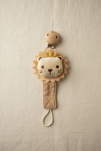 Attache tétine bébé en bois de hêtre avec tête brodée en mousseline de coton