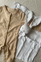 Coffret de naissance V.Lune présenté prêt à offrir — doudou lapin et grenouillère coton