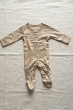 Grenouillère bébé beige en coton certifié OEKO-TEX Classe I, vue entière