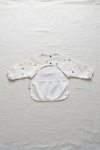 Bavoir bébé beige - détail de la poche souple